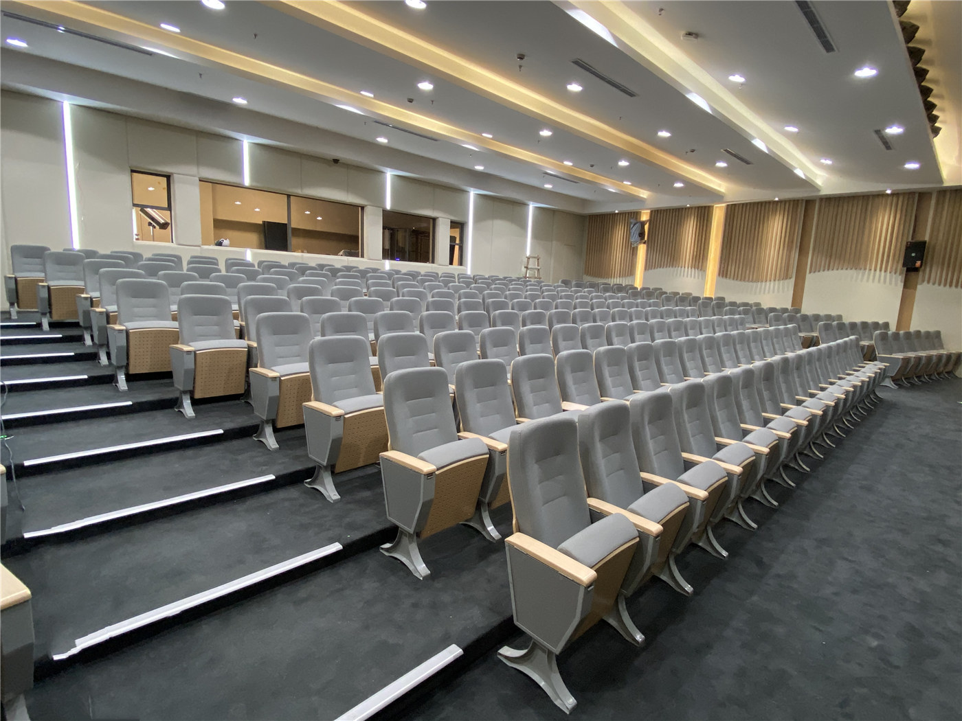 Oplev uovertruffen håndværk og kvalitet i auditoriumssæder fra en betroet producent108