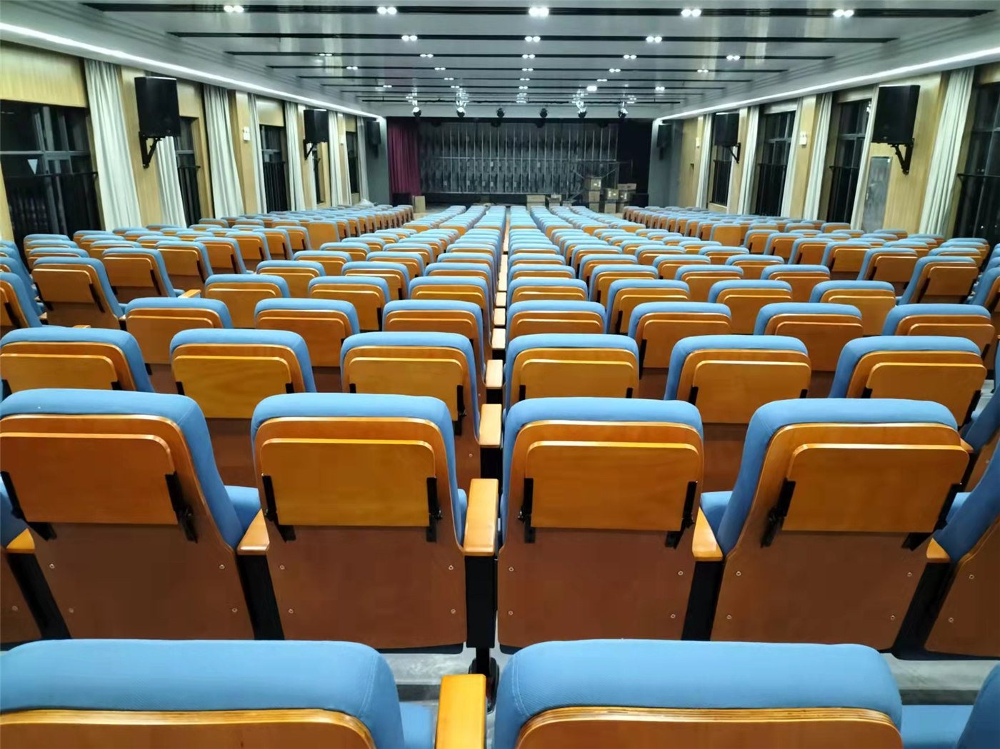 Deixe uma impressão duradoura com soluções luxuosas de assentos para auditórios de fabricantes respeitados2