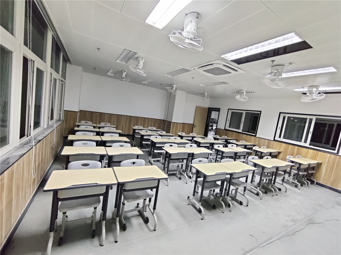 Käytä korkealaatuisia opiskelijapöytiä ja tuoleja luokkahuoneen tehokkuuden maksimoimiseksi101